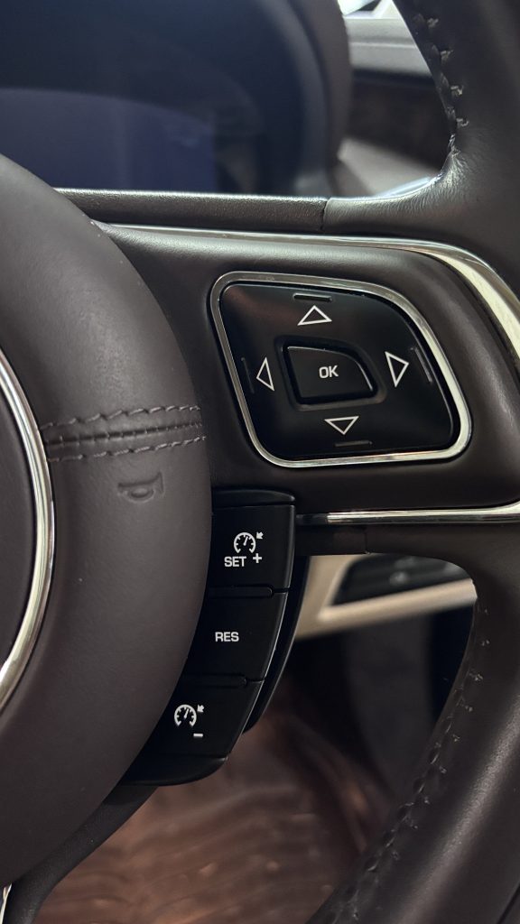 ジャガー XJ ステアリングスイッチのベタツキ補修
