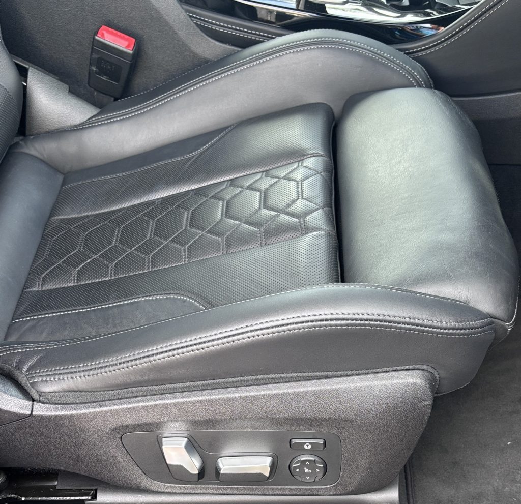 BMW X4 本革シートのテカリ補修