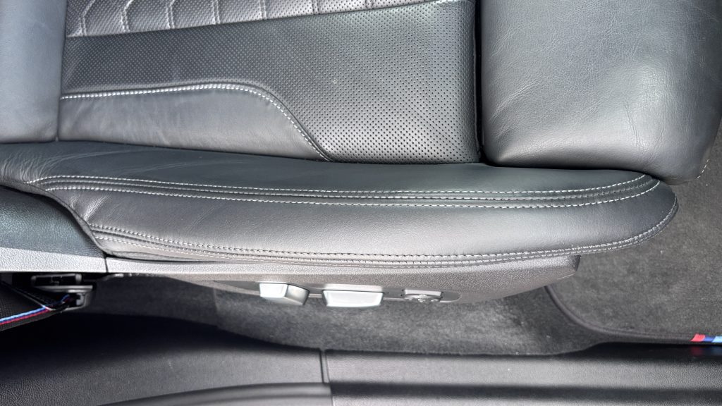 BMW X4 本革シートのテカリ補修