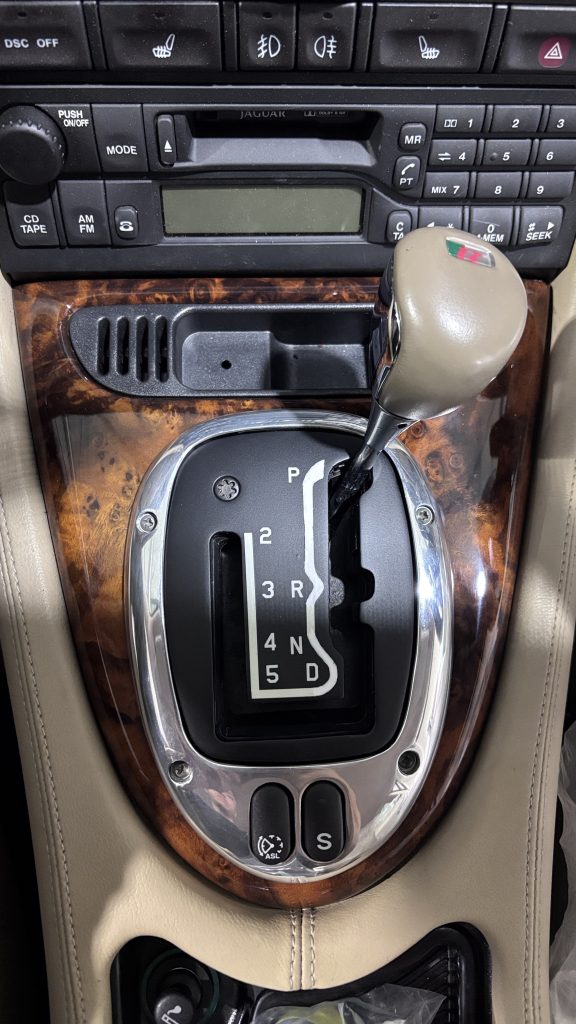 ジャガー XKR シフトゲートパネル割れ補修
