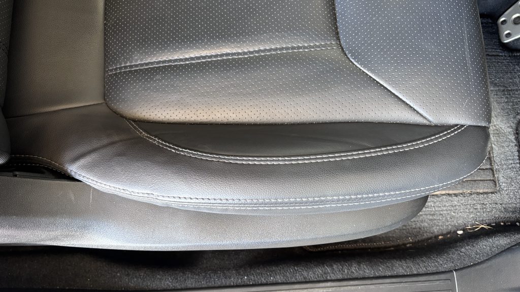 スバル フォレスター レザーシートの破れ補修