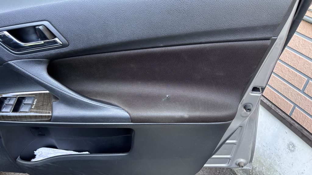 トヨタ マークXドアトリム(内張り)の焦げ穴補修