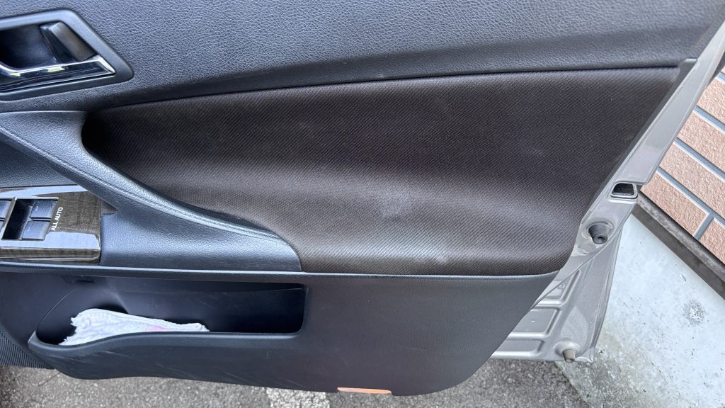 トヨタ マークXドアトリム(内張り)の焦げ穴補修