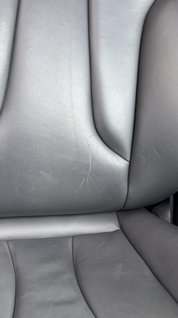 アウディ A3 本革シートの擦り傷補修