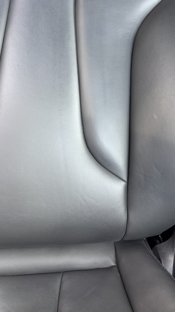 アウディ A3 本革シートの擦り傷補修