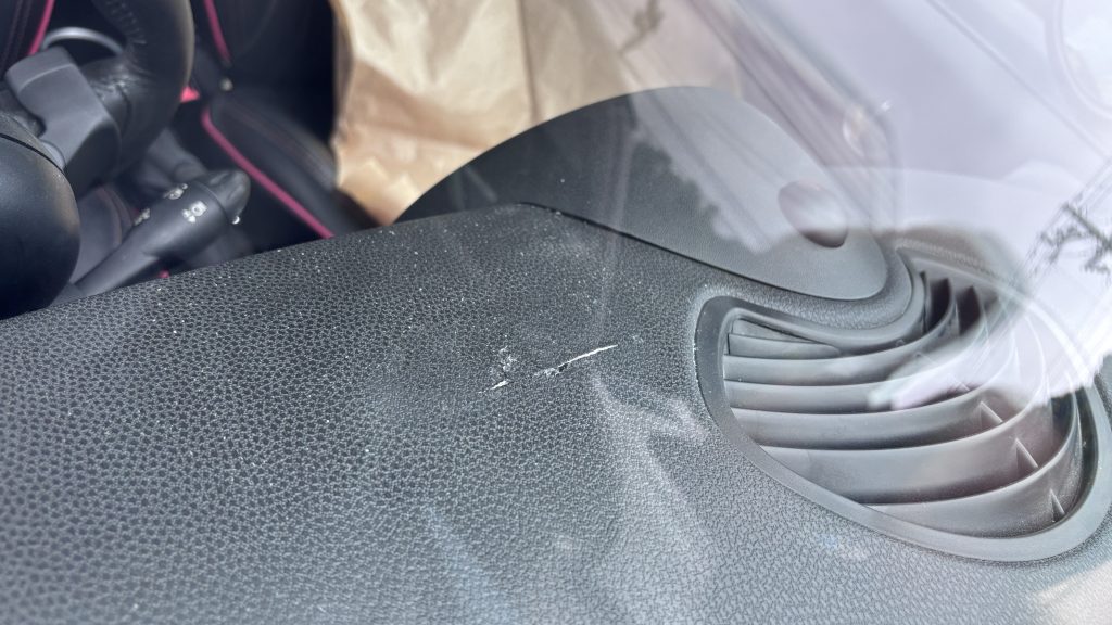 BMW Mini ダッシュボードの傷補修