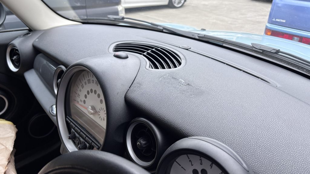 BMW Mini ダッシュボードの傷補修