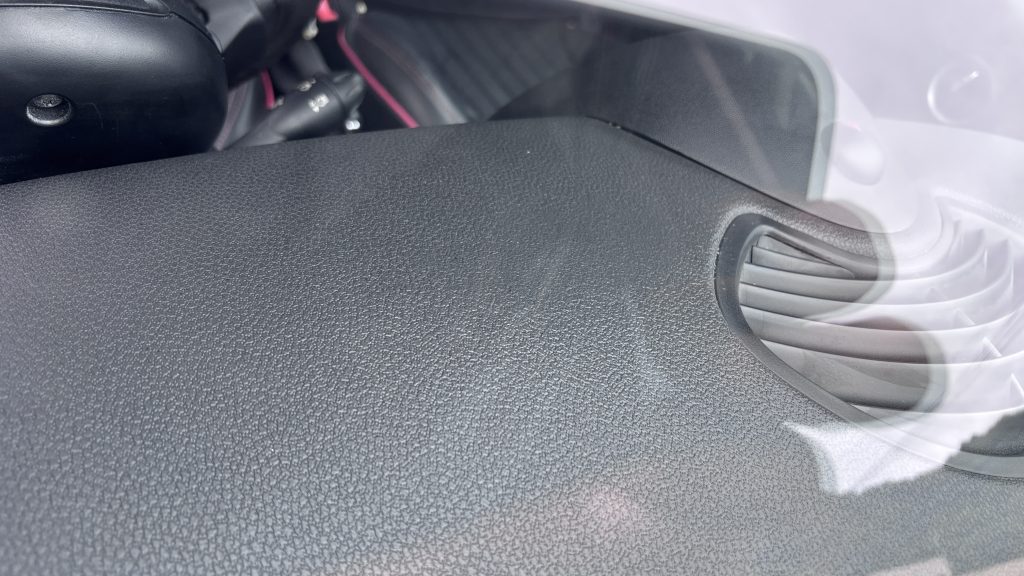 BMW Mini ダッシュボードの傷補修