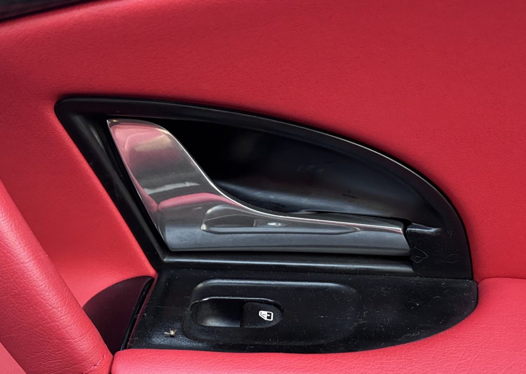 マセラティ グランツーリズモ ドアインナーハンドル周りのベタツキ補修