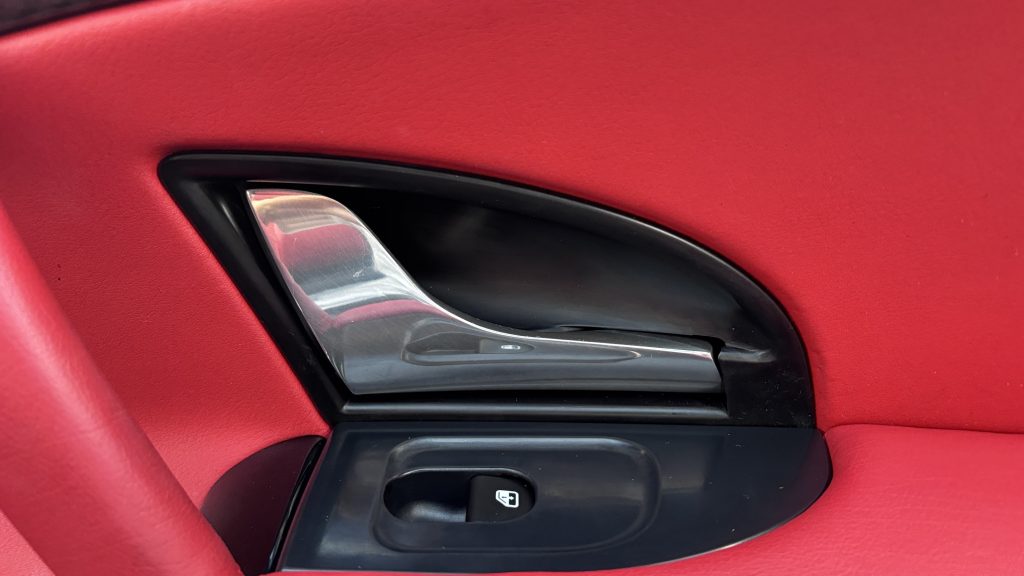 マセラティ グランツーリズモ ドアインナーハンドル周りのベタツキ補修