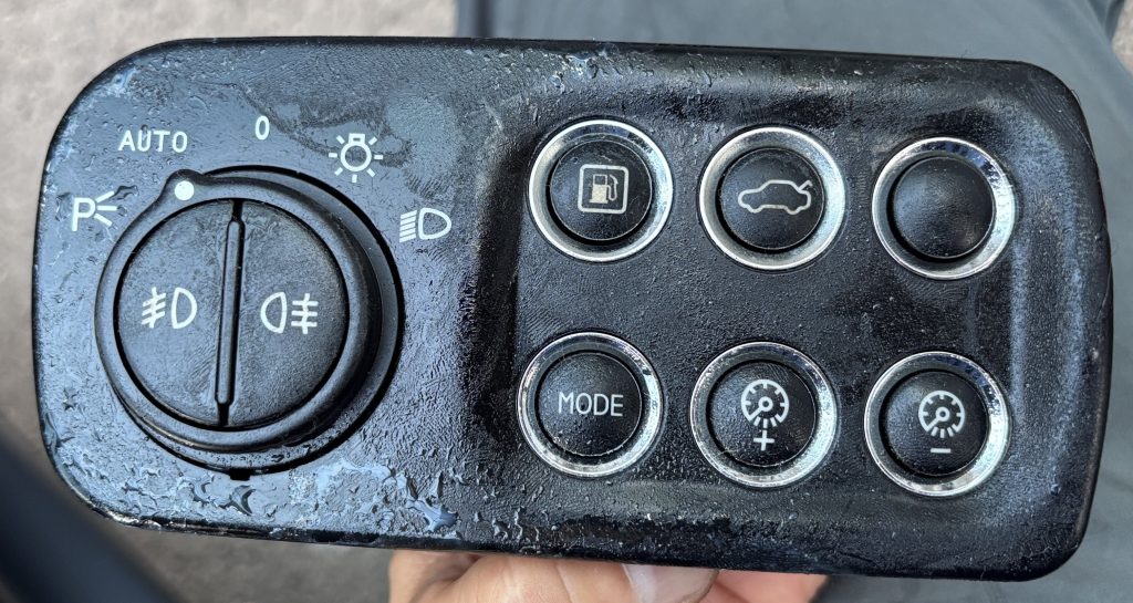 マセラティ グランツーリズモ ライト他スイッチのベタベタ補修