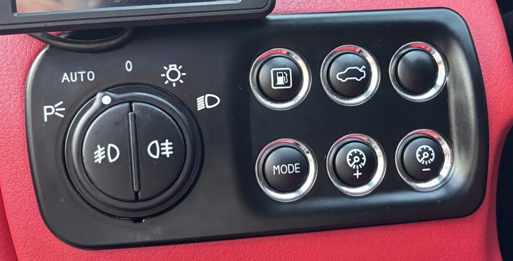 マセラティ グランツーリズモ ライト他スイッチのベタベタ補修