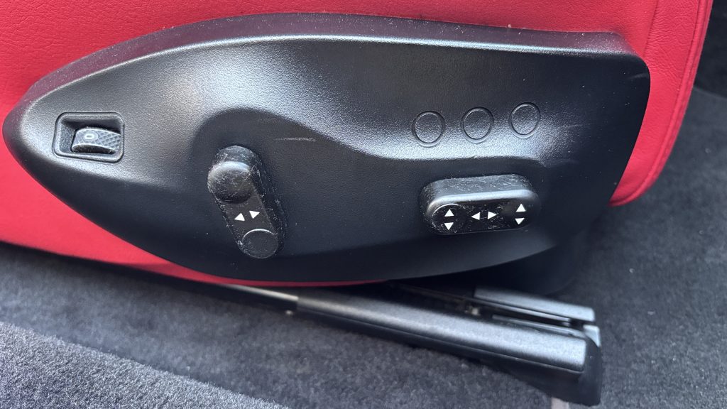 マセラティ グランツーリズモ 電動シートスイッチのベタツキ補修