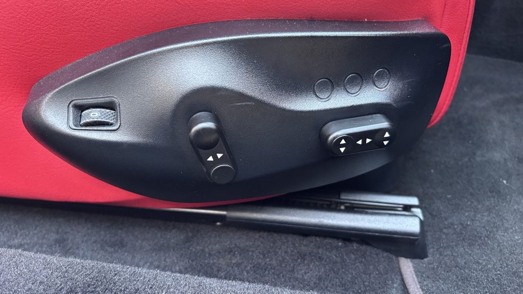 マセラティ グランツーリズモ 電動シートスイッチのベタツキ補修