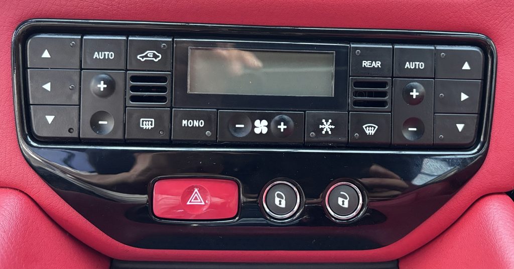 マセラティ グランツーリズモ エアコンスイッチのベタツキ補修