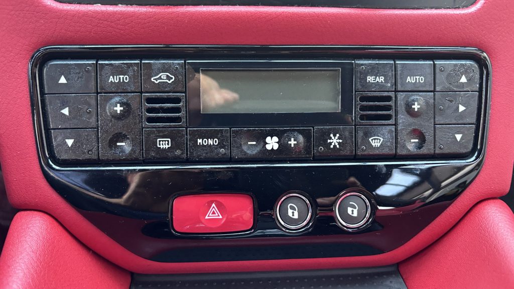 マセラティ グランツーリズモ エアコンスイッチのベタツキ補修