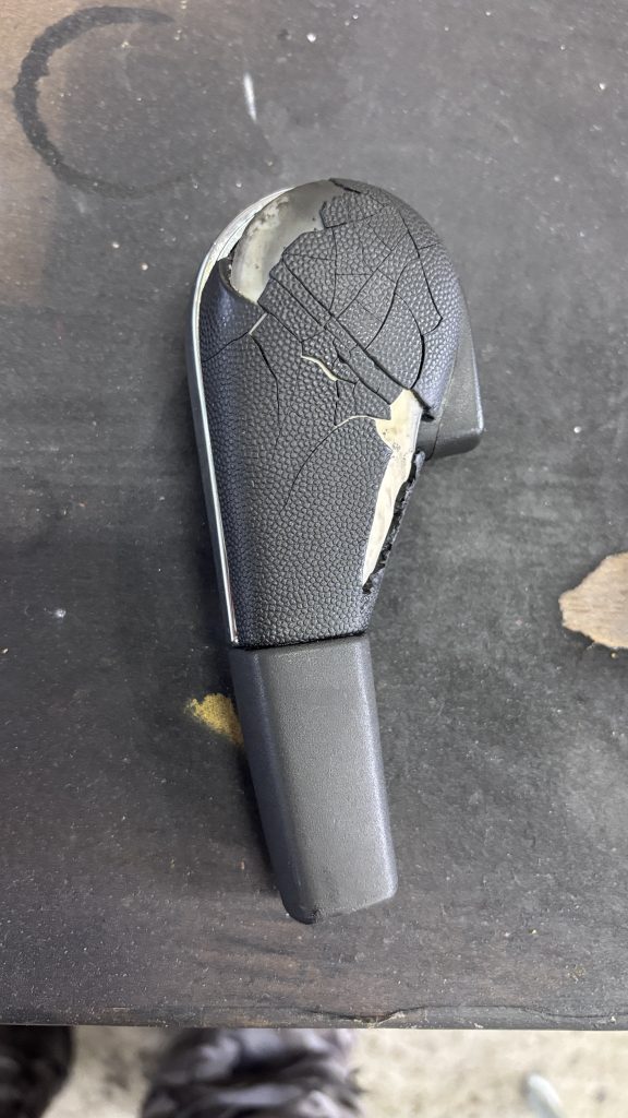 オペル シフトノブ(AT)のひび割れ補修