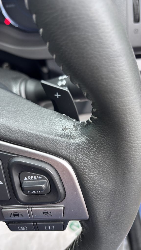 スバル フォレスター ステアリングの生地剥がれ、爪痕傷(？)補修