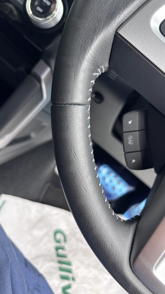 スバル フォレスター ステアリングの生地剥がれ、爪痕傷(？)補修