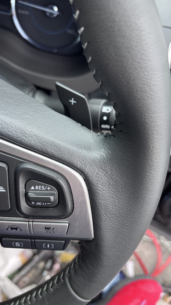 スバル フォレスター ステアリングの生地剥がれ、爪痕傷(？)補修