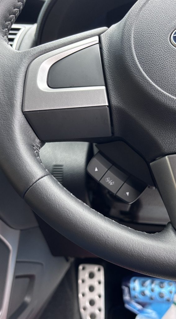 スバル フォレスター ステアリングの生地剥がれ、爪痕傷(？)補修