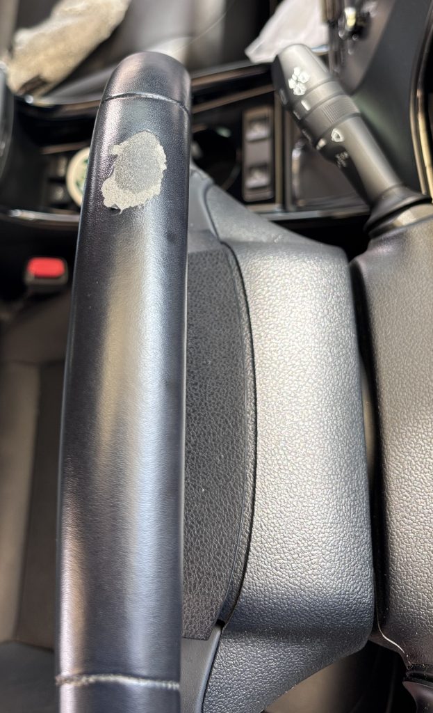 トヨタ プリウス ステアリングの表皮剥がれ補修