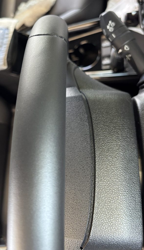 トヨタ プリウス ステアリングの表皮剥がれ補修