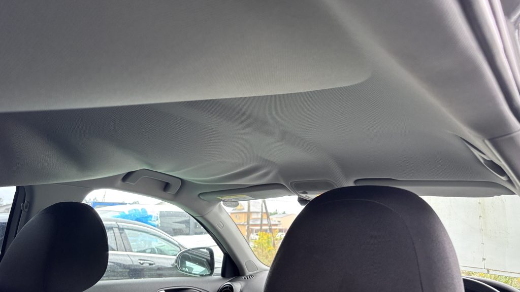 アウディ A1 ルーフライニング(天井生地)の剝がれ補修(張替え)