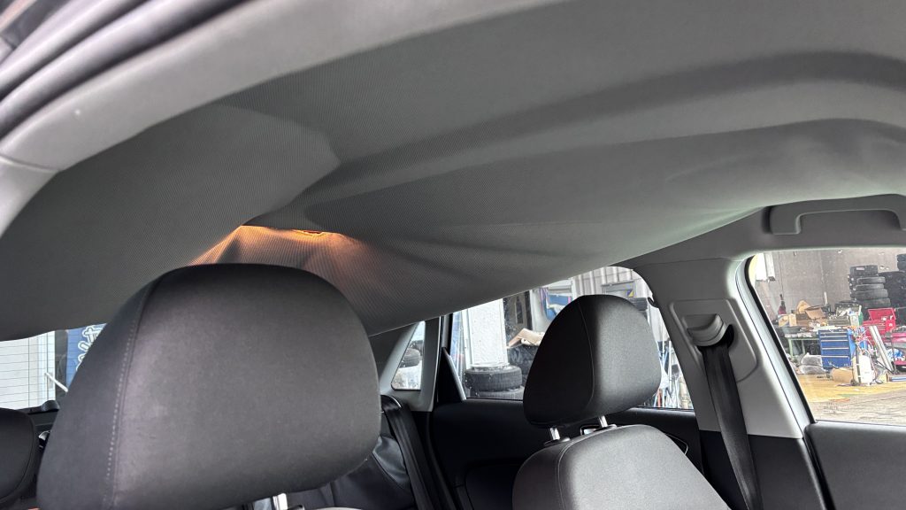 アウディ A1 ルーフライニング(天井生地)の剝がれ補修(張替え)