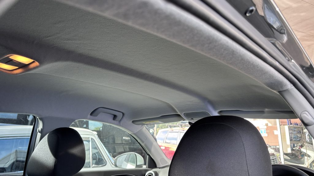 アウディ A1 ルーフライニング(天井生地)の剝がれ補修(張替え)