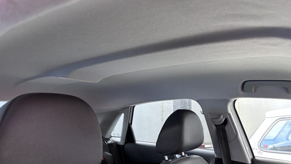 アウディ A1 ルーフライニング(天井生地)の剝がれ補修(張替え)