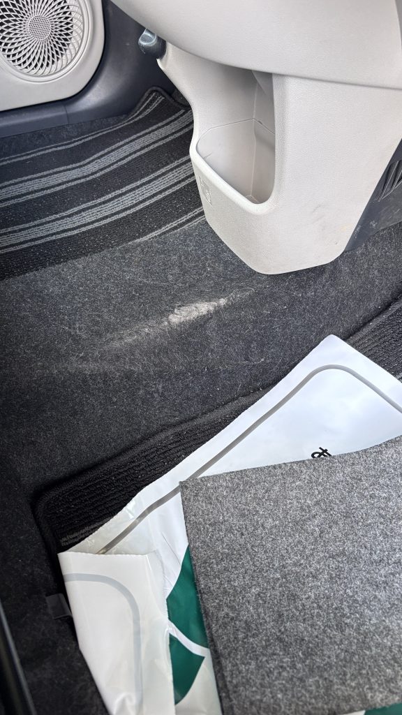 ダイハツ キャスト フロアカーペットの擦れ補修