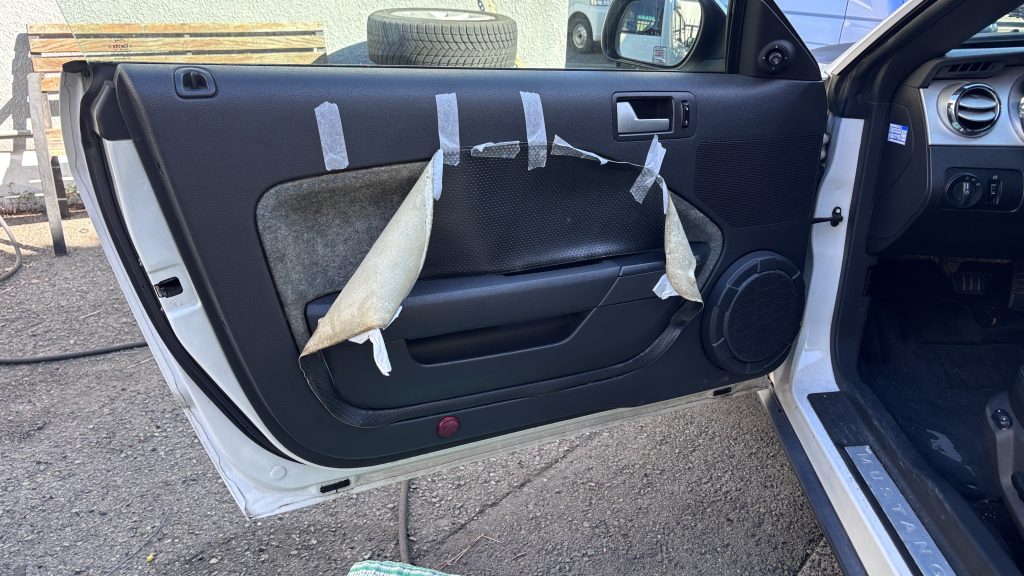 フォード マスタング ドアトリムの生地張替え