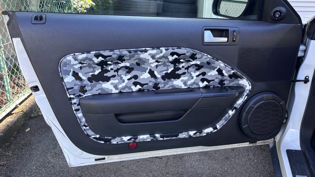 フォード マスタング ドアトリムの生地張替え