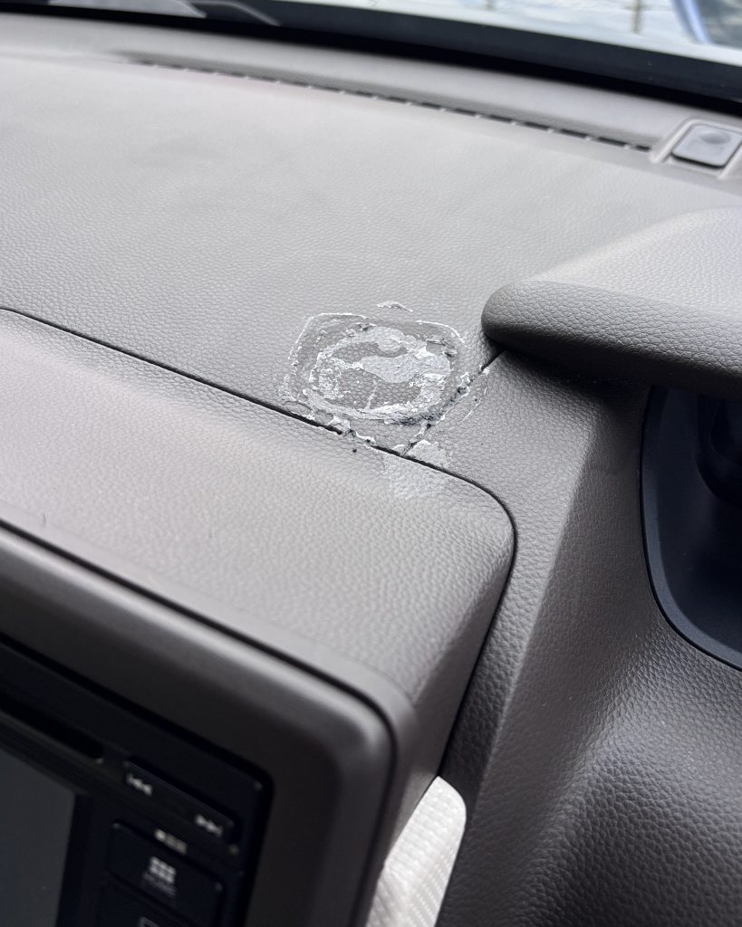 ホンダ N-Box ダッシュボードの接着剤痕補修