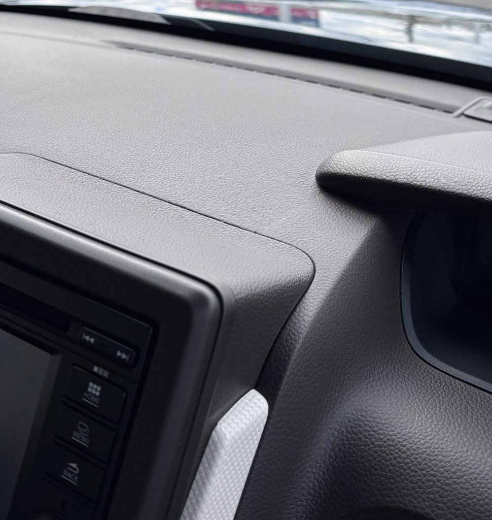 ホンダ N-Box ダッシュボードの接着剤痕補修