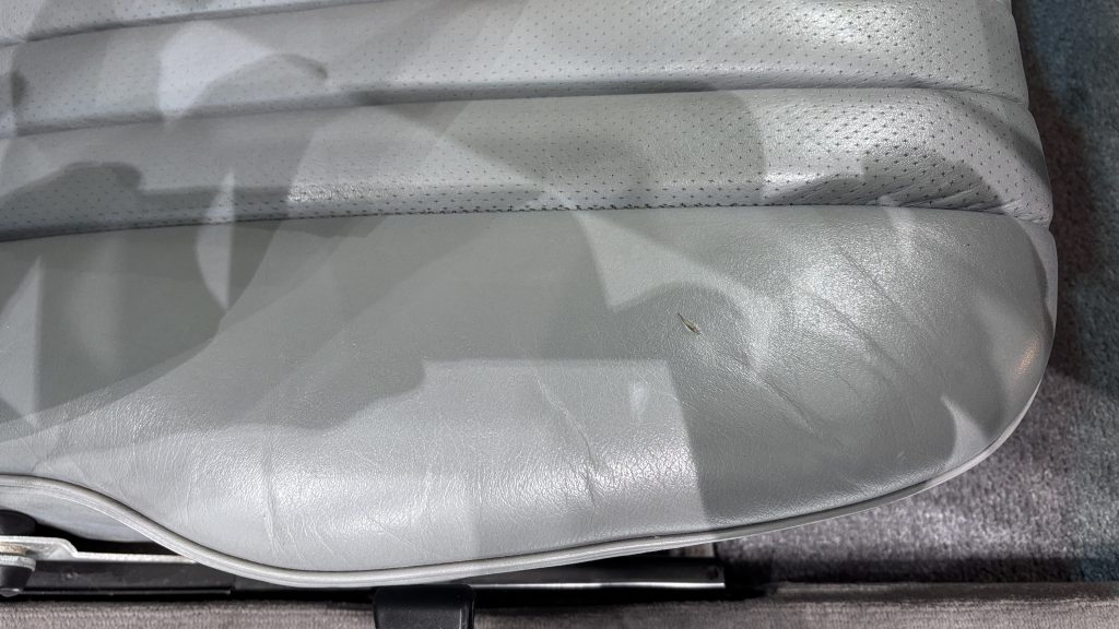 メルセデスベンツ 560SL 本革シートの切れ(小)補修