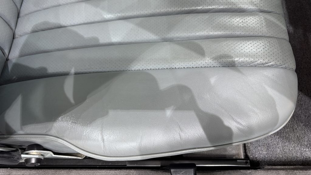メルセデスベンツ 560SL 本革シートの切れ(小)補修