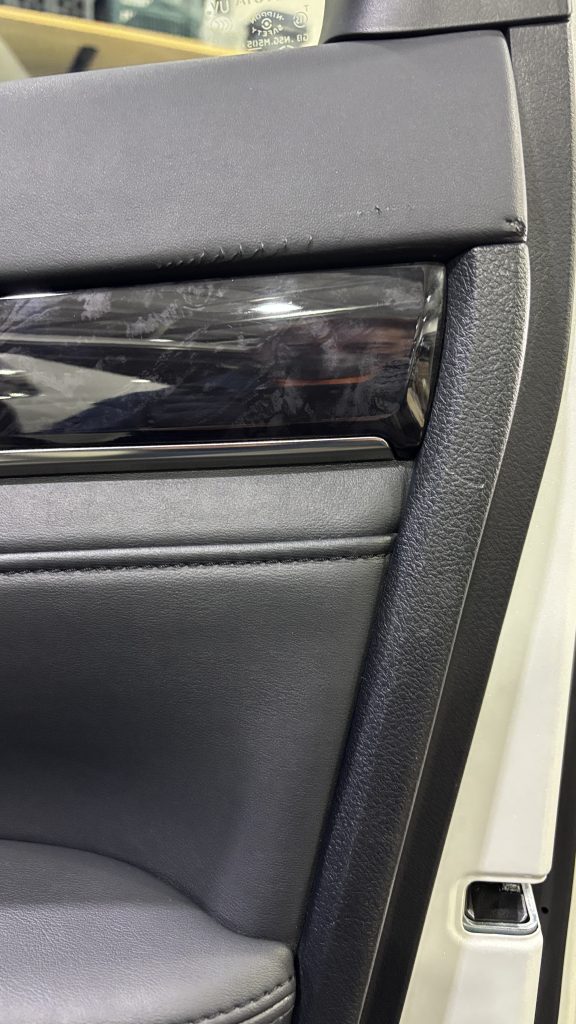 トヨタ アルファード ドアトリムのレザー部傷、樹脂部傷の補修