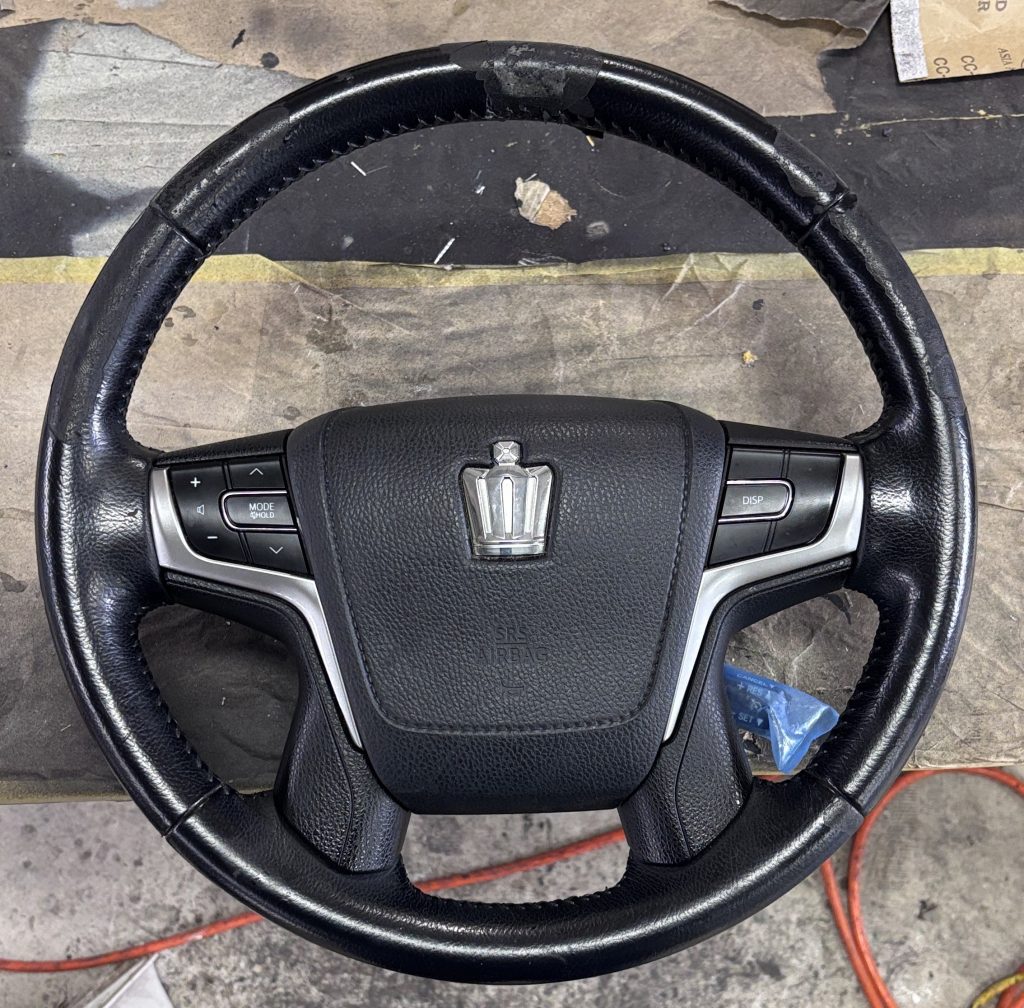 トヨタ クラウン ステアリングの生地剥がれ補修
