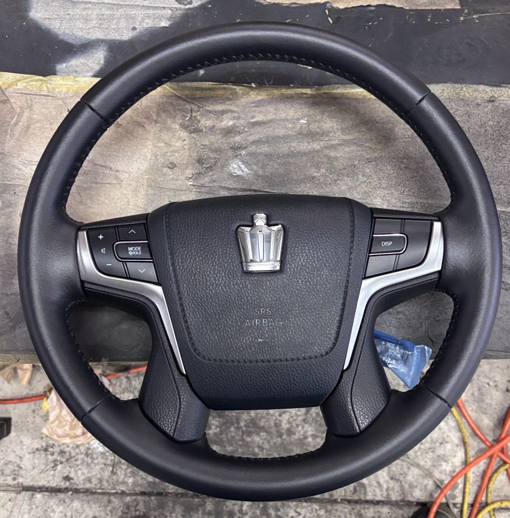 トヨタ クラウン ステアリングの生地剥がれ補修