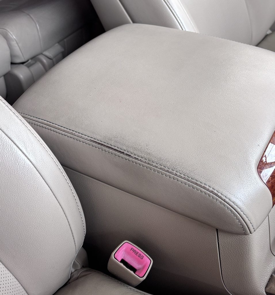 トヨタ ランドクルーザー センターコンソール蓋色剝がれ補修