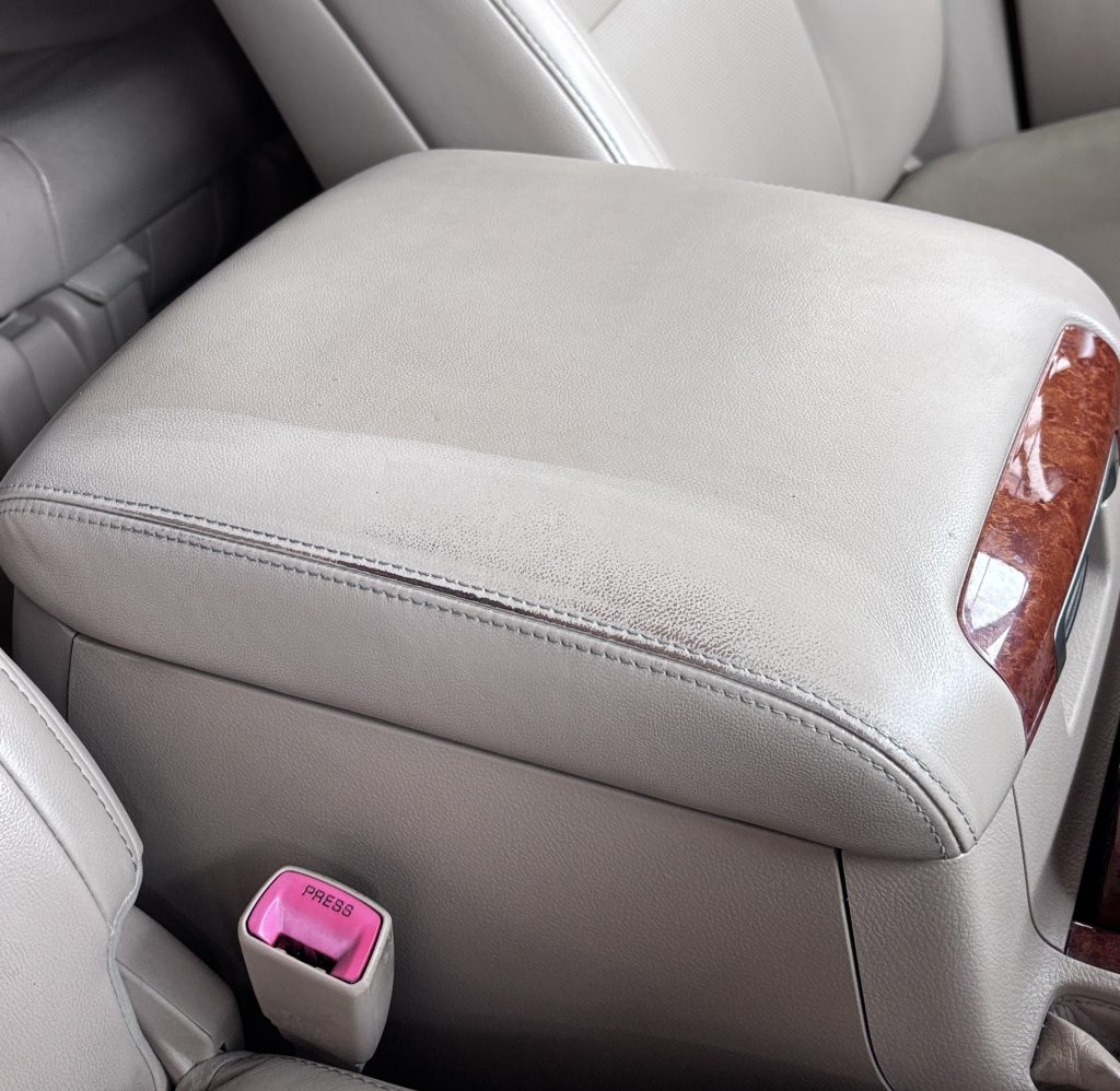 トヨタ ランドクルーザー センターコンソール蓋色剝がれ補修