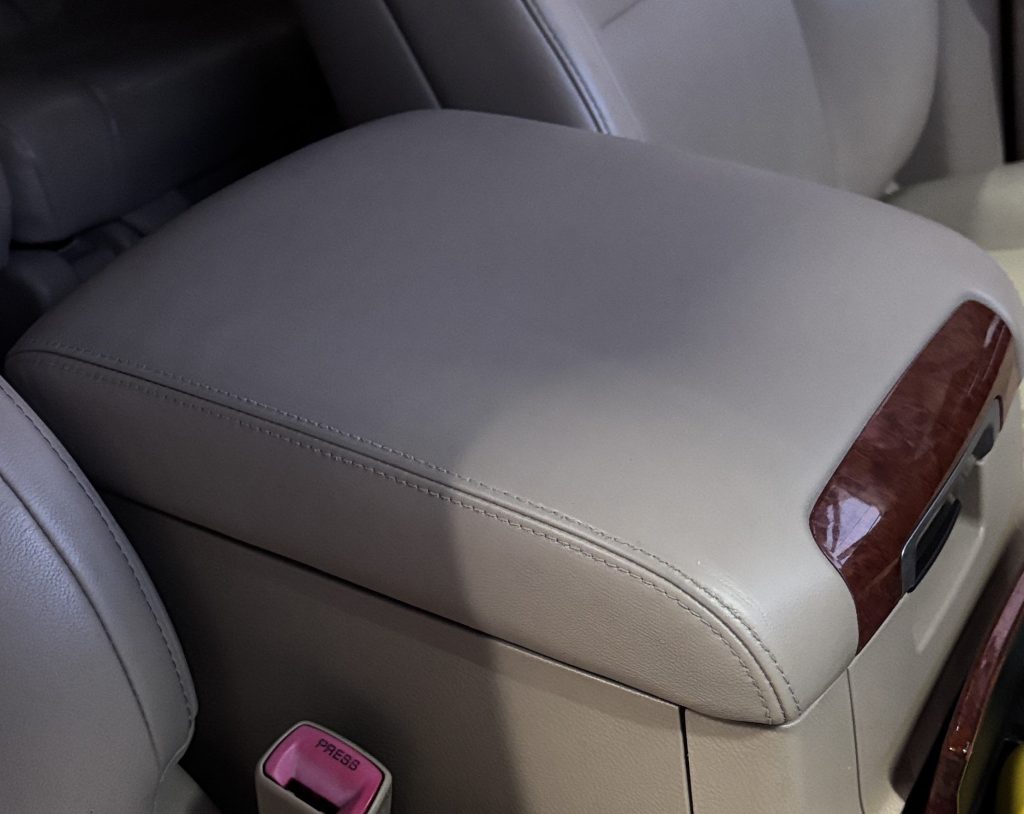 トヨタ ランドクルーザー センターコンソール蓋色剝がれ補修