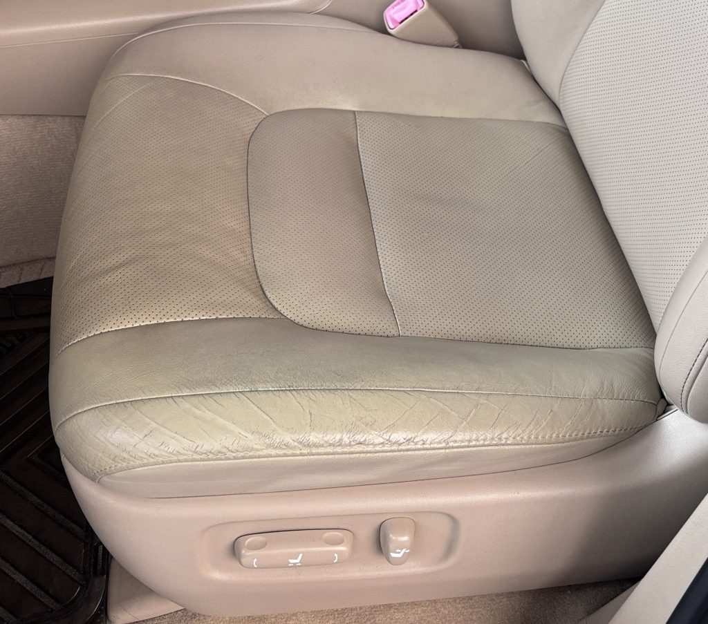 トヨタ ランドクルーザー 本革シートの擦れ修理