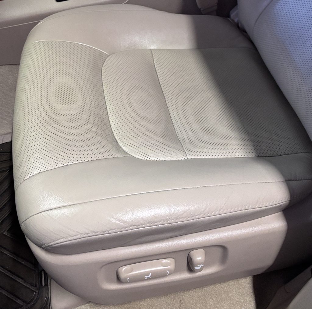 トヨタ ランドクルーザー 本革シートの擦れ修理