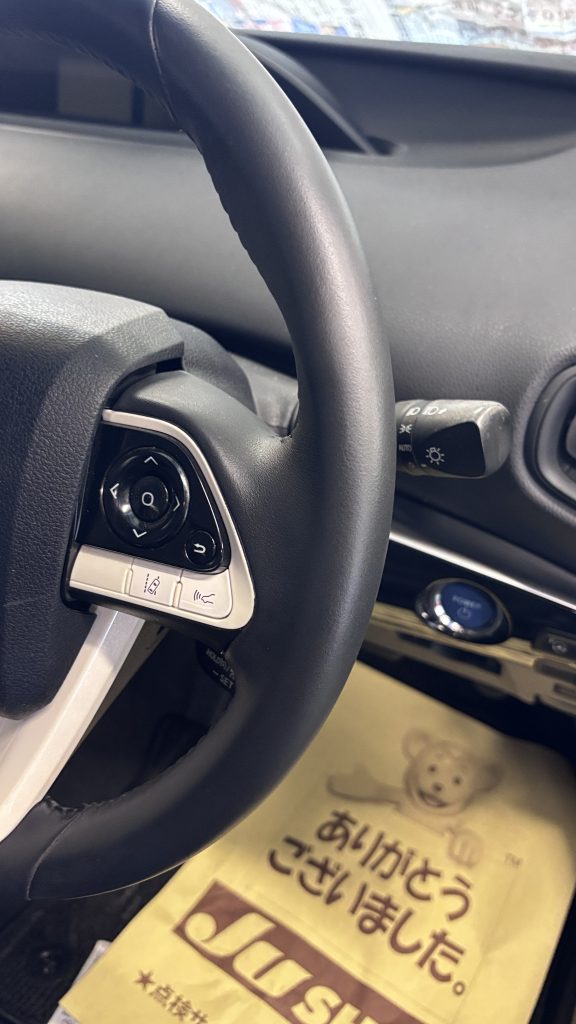 トヨタ プリウス ステアリングの表皮ヨレとハンドルカバー痕?補修