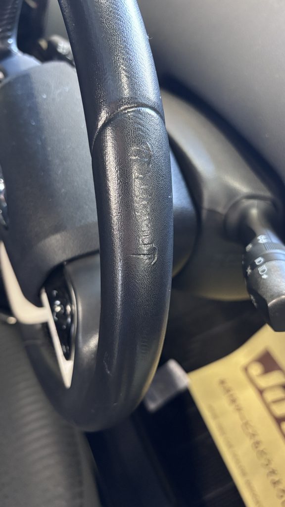 トヨタ プリウス ステアリングのハンドルカバー痕補修