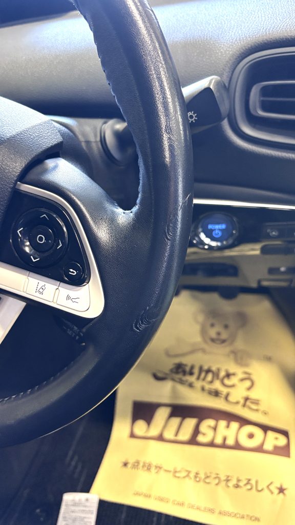 トヨタ プリウス ステアリングの表皮ヨレとハンドルカバー痕?補修