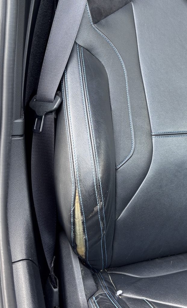BMW Z4 本革シートの縫い目解れ補修